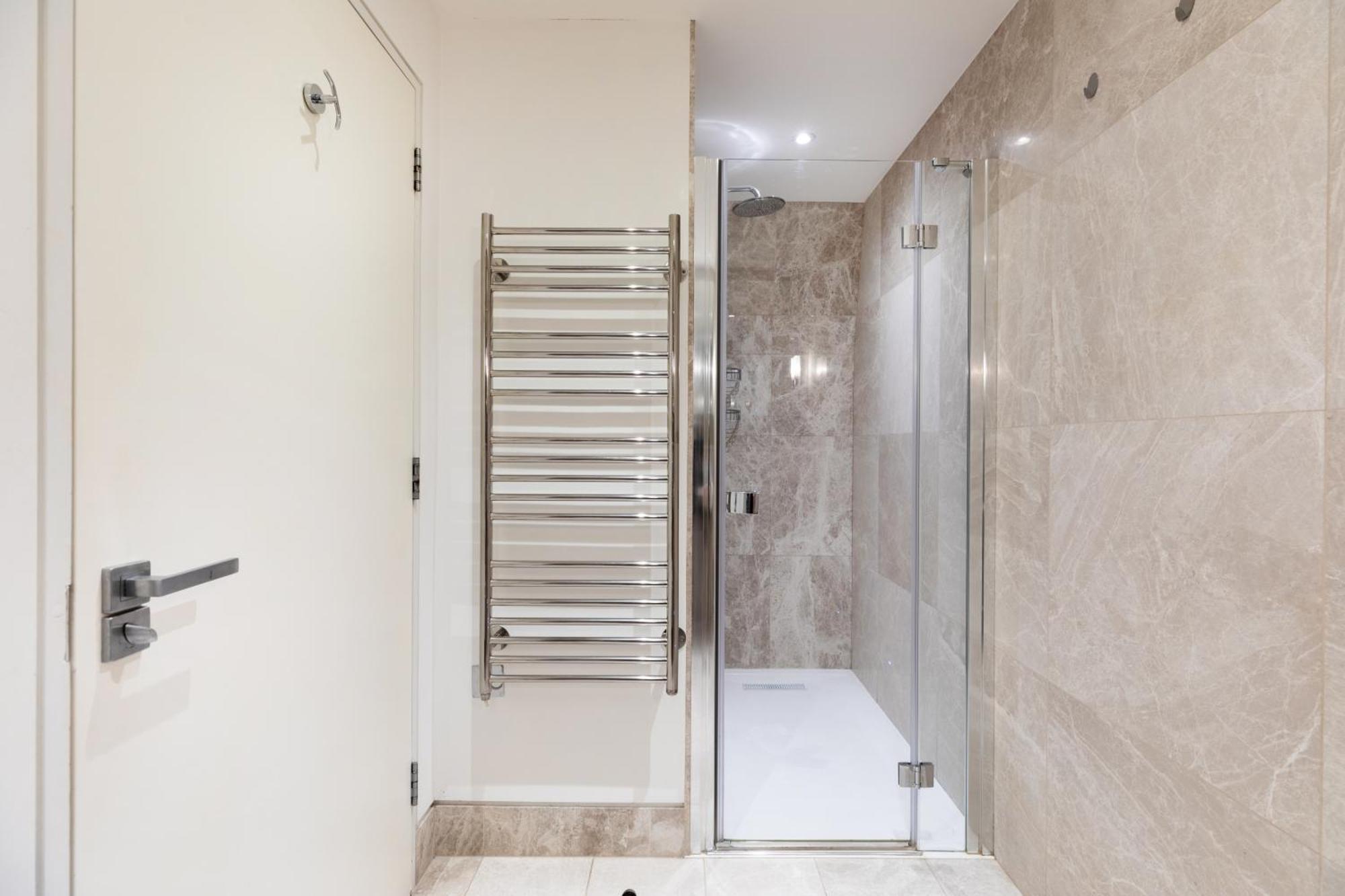 Clarges- Hsk Luxury *